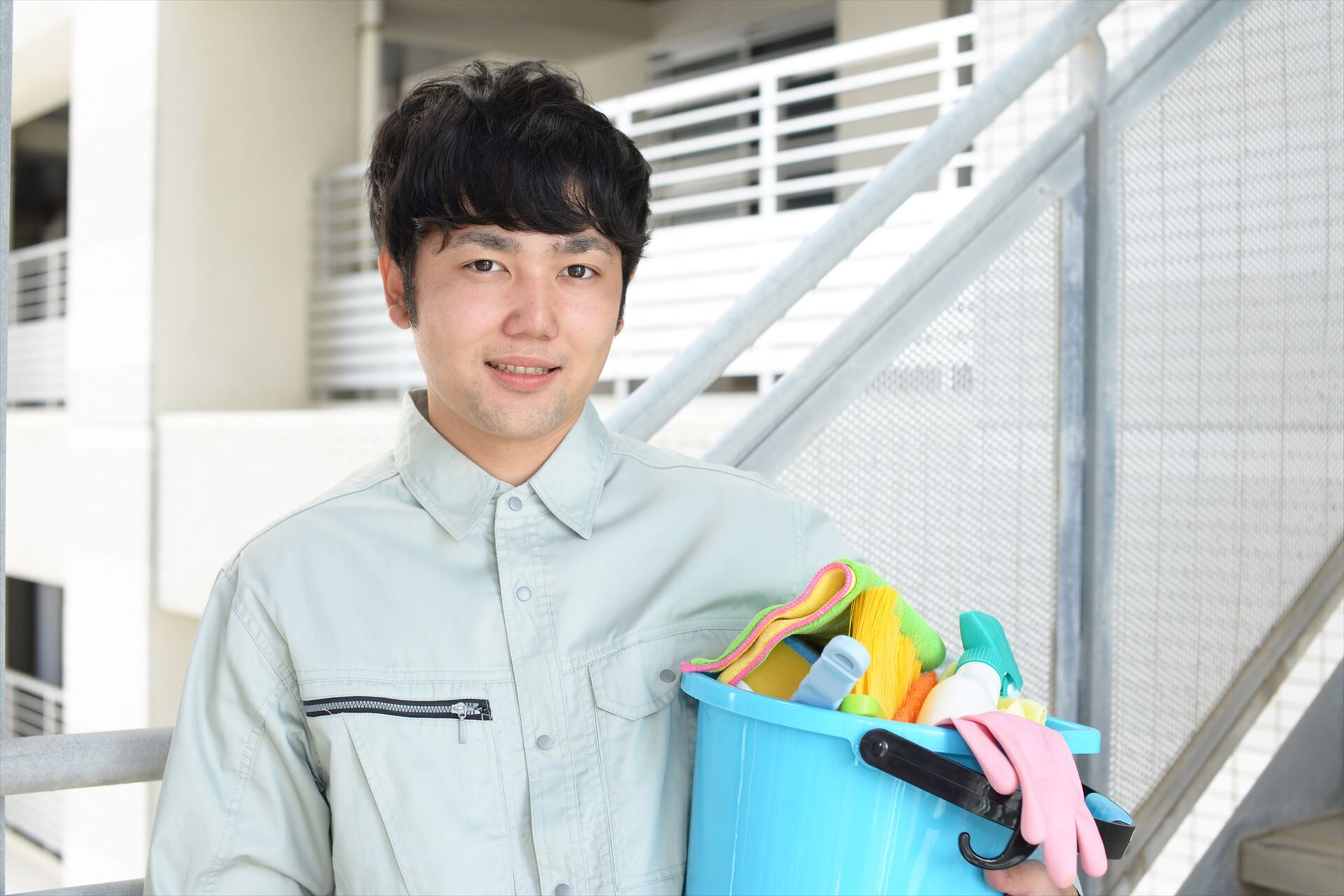 ハウスクリーニングで働く男性スタッフ